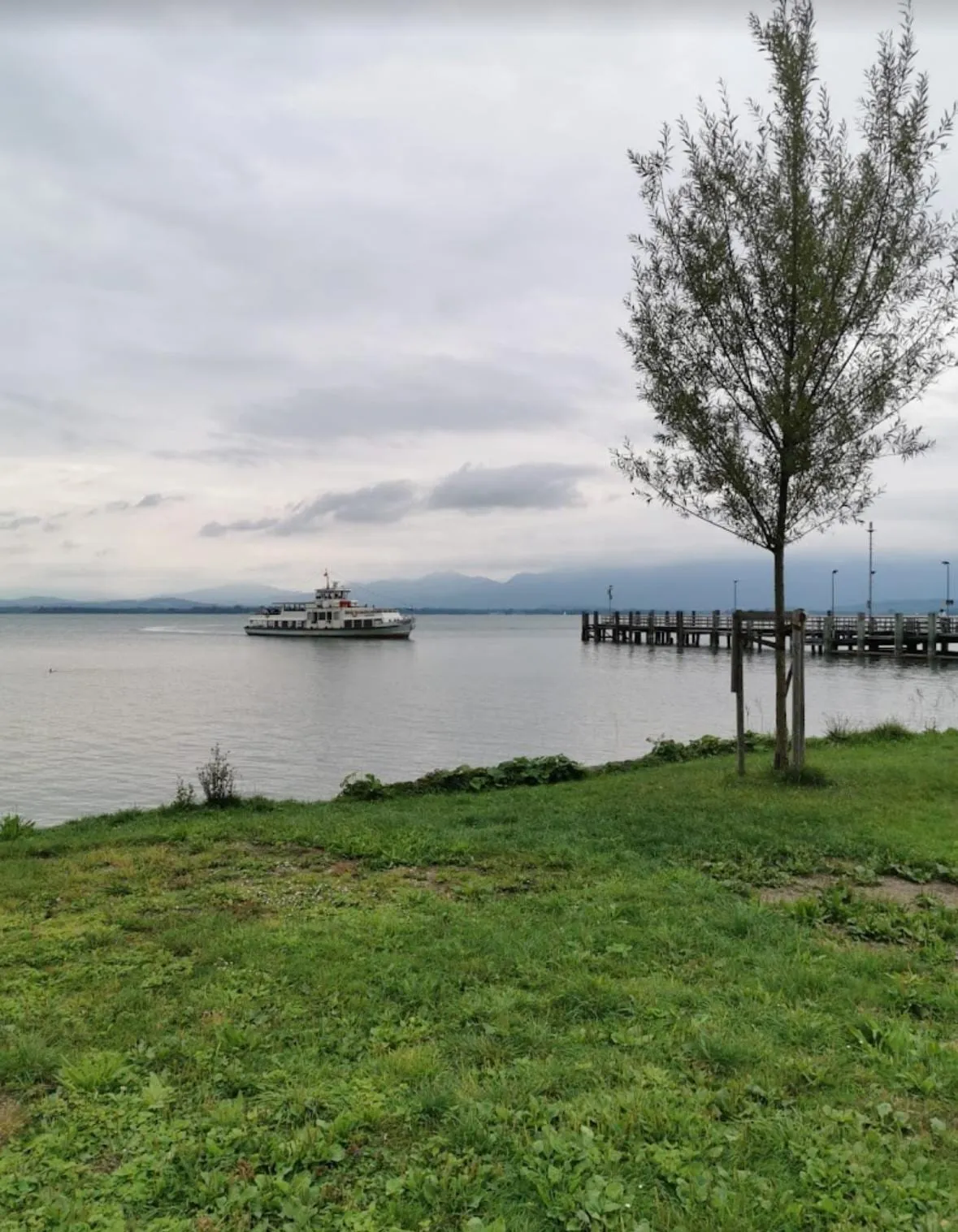 Ausflugsschiff der Chiemsee-Schifffahrt am Anleger der Fraueninsel