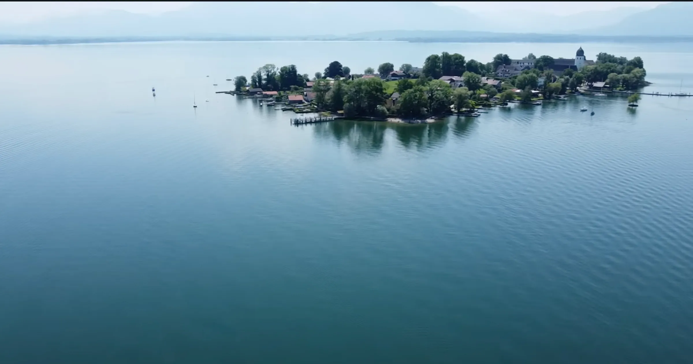 Luftaufnahme der Fraueninsel im Chiemsee, vom Wasser aus gesehen